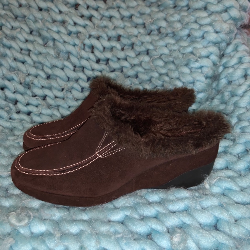 Brown suede and fur slides